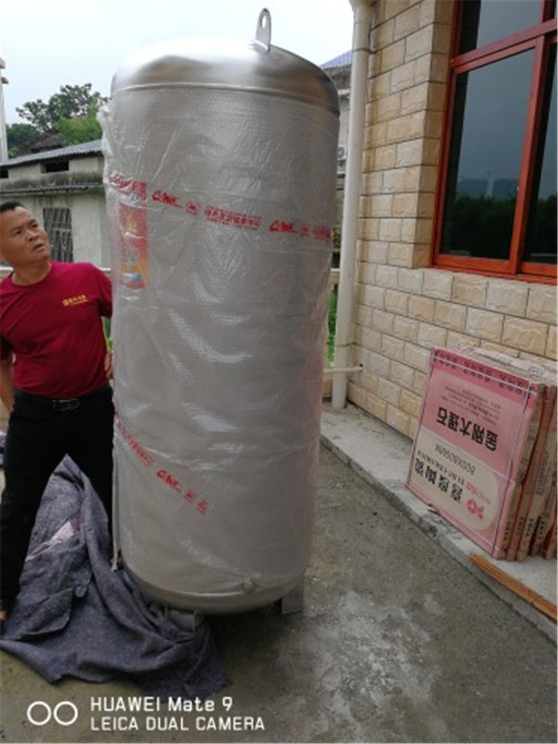 状元雨无塔供水器压力罐大罐安装实拍